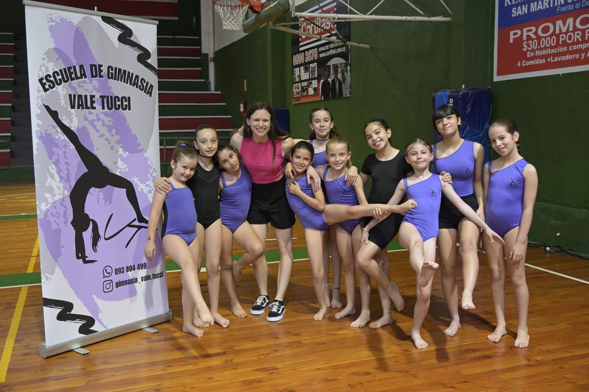 Grupo de alumnas junto a su profesora en la escuela