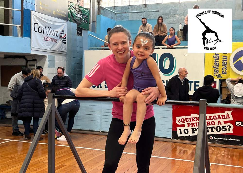 Valentina Tucci con una alumna de la escuela